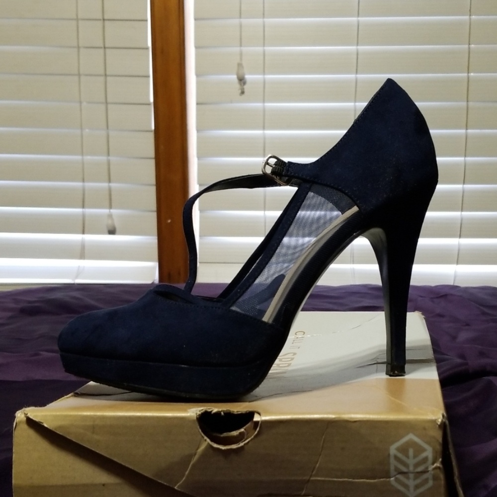 Beautiful suede like navy heels